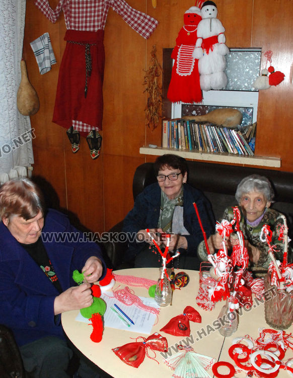 Плетат мартенички на една кука в Старческия дом