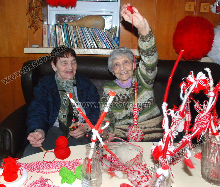 Плетат мартенички на една кука в Старческия дом