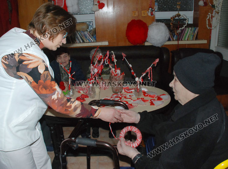 Плетат мартенички на една кука в Старческия дом