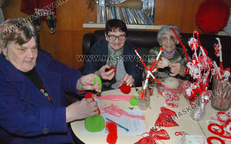 Плетат мартенички на една кука в Старческия дом