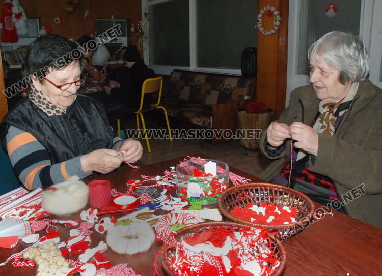 Плетат мартенички на една кука в Старческия дом
