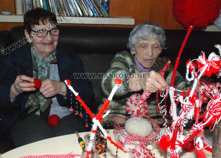 Плетат мартенички на една кука в Старческия дом