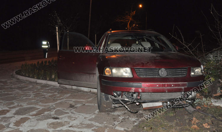 Фолксваген блъсна две жени на тротоара, едната е с опасност за живота