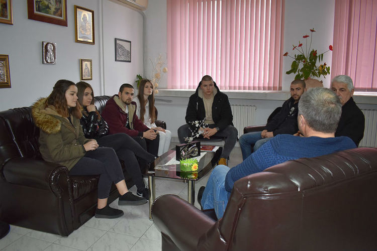 Младежите от ОбМС-Асеновград посетиха болницата, за да вдъхнат надежда на пациентите