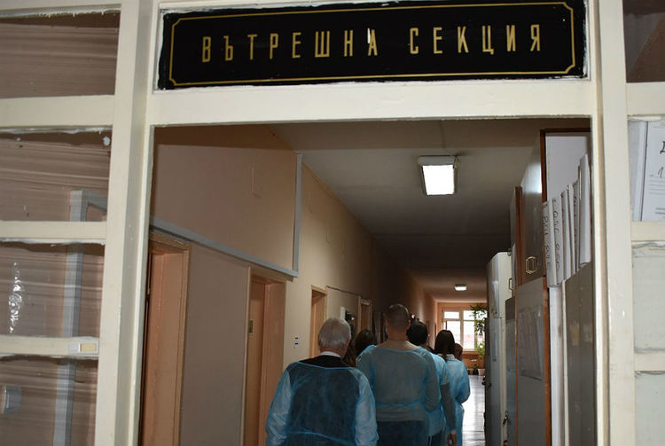 Младежите от ОбМС-Асеновград посетиха болницата, за да вдъхнат надежда на пациентите