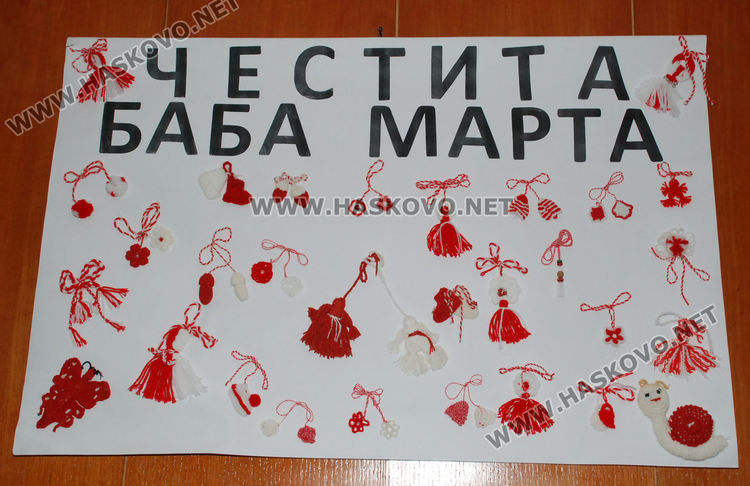 Плетат мартенички на една кука в Старческия дом