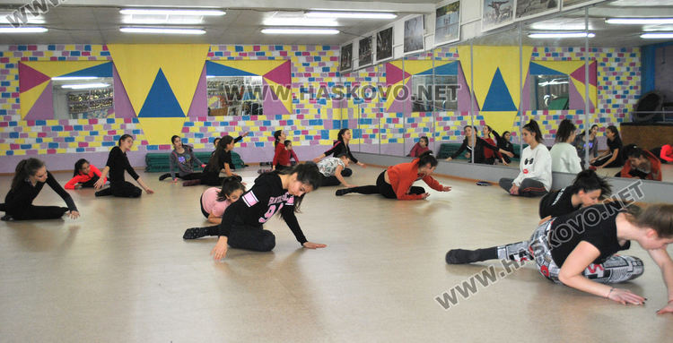 Петра Недялкова поставя първия си професионален спектакъл у дома с „Тангра“