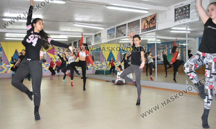 Петра Недялкова поставя първия си професионален спектакъл у дома с „Тангра“