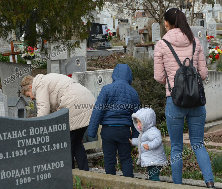 Хасковлии почетоха починали близки на Голяма Задушница