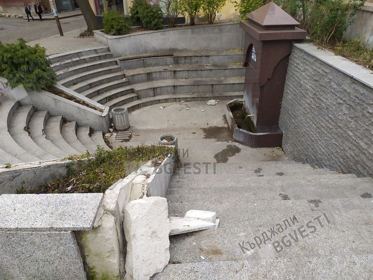 Един от символите на Кърджали се руши, посегнаха на чешмата Айше молла/снимки/