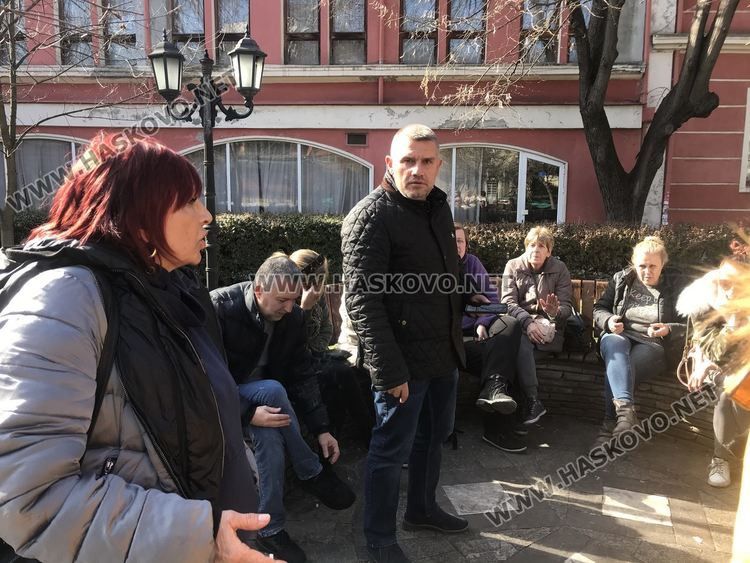 Мениджърът (с черното яке)