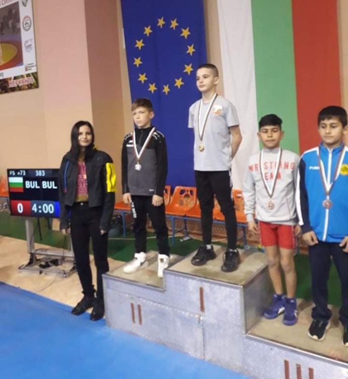 Благой Стоянов с бронзов медал (с бяла блуза)