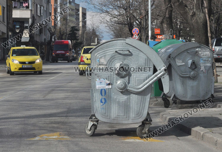 Вятърът „разходи“ контейнери без стопери по хасковските булеварди