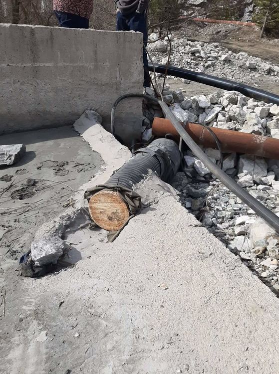 Тайна незаконна тръба изливала отровни води с цианиди-от рудниците в Лъки- в реката