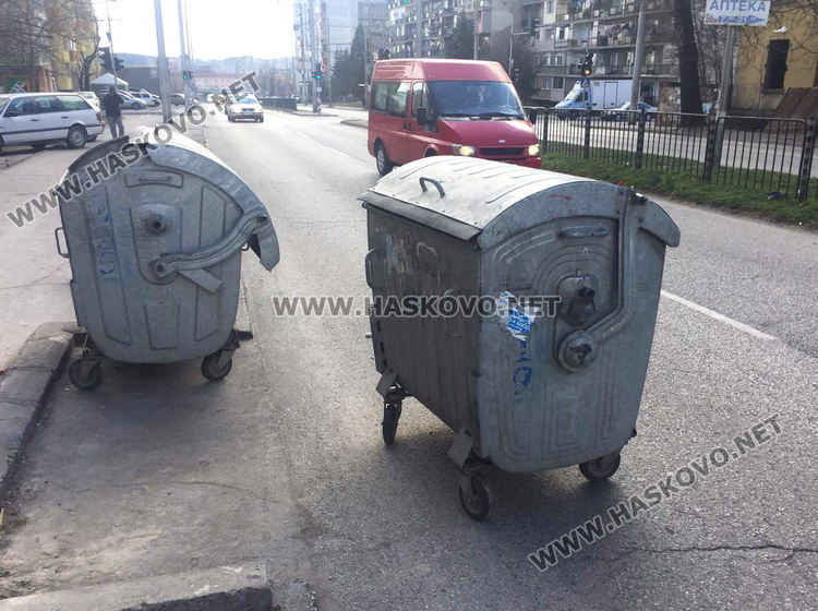 Вятърът „разходи“ контейнери без стопери по хасковските булеварди