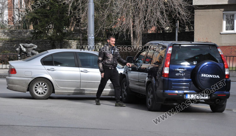 Сблъсък между БМВ и Хонда на възлово кръстовище в Хасково