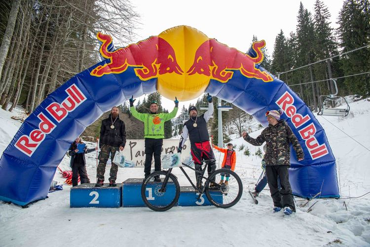 Уникално за света състезание с колелета по снежно трасе вдигна адреналина в Пампорово