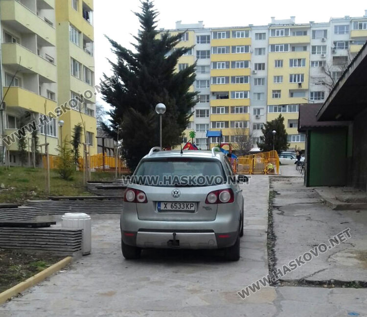 Шофьор паркира колата си на детска площадка