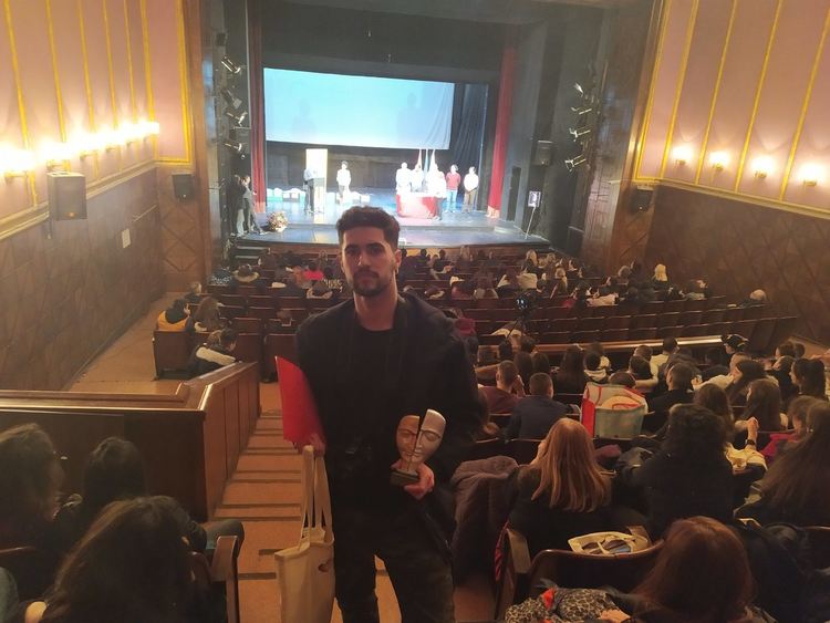 Лъчезар Цанков от 12в клас освен силните аплодисменти на всички присъстващи в залата, за трети пореден път получи наградата "Най-добър актьор в главна роля", която включва и възможността да се яви безплатно на един сертификатен изпит по испански език в Института Сервантес