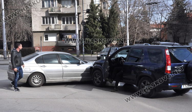 Сблъсък между БМВ и Хонда на възлово кръстовище в Хасково