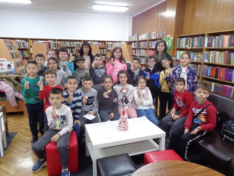 Йовковци в работилница за мартеници