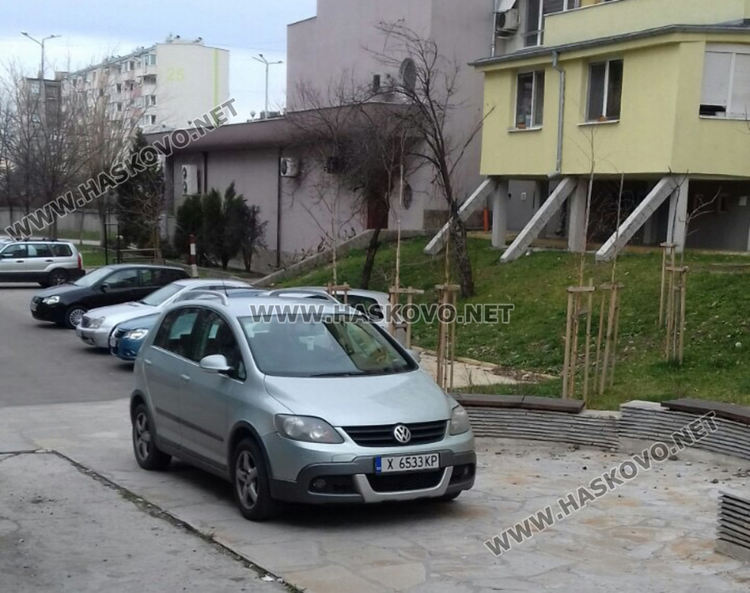 Шофьор паркира колата си на детска площадка