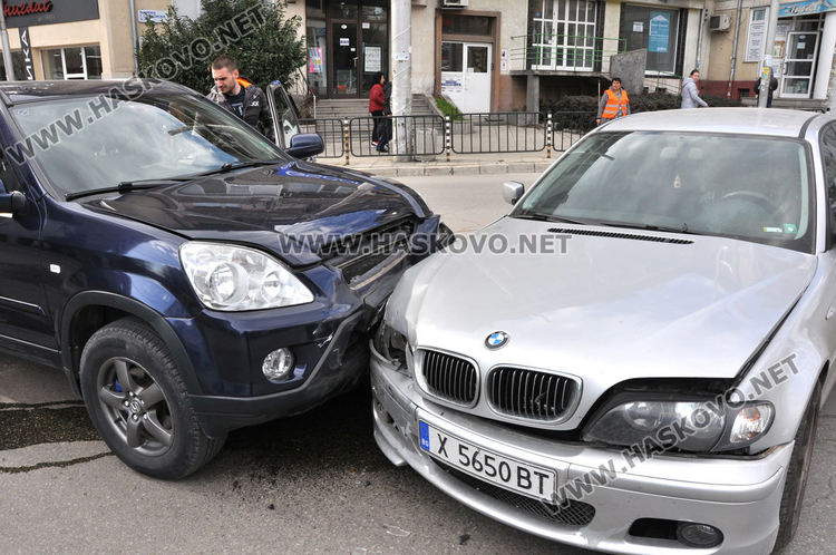 Сблъсък между БМВ и Хонда на възлово кръстовище в Хасково