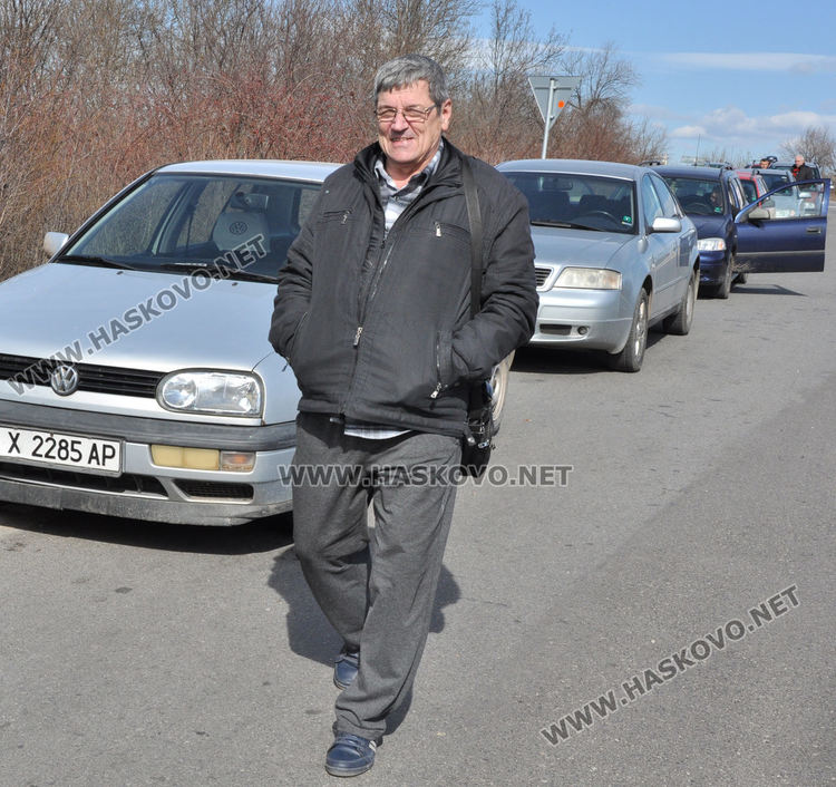 Владимир Петров чака от 6 ч. сутринта и по обед, колата му беше 22-ра поред