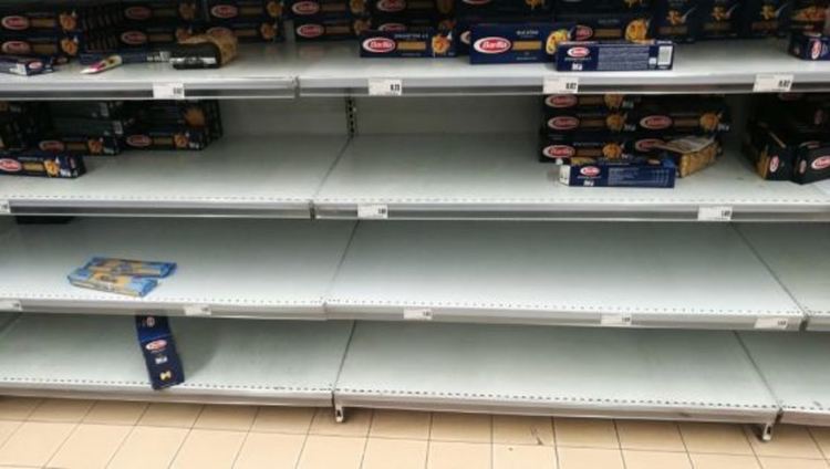 Италианците в паника заради коронавируса, изпразниха магазините (снимки)