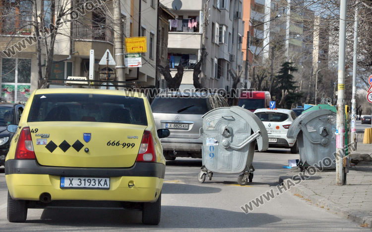 Вятърът „разходи“ контейнери без стопери по хасковските булеварди