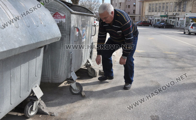 Вятърът „разходи“ контейнери без стопери по хасковските булеварди