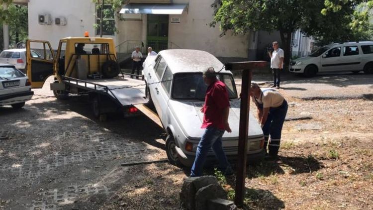 Репатрират изоставени автомобили в Перник