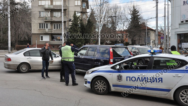 Сблъсък между БМВ и Хонда на възлово кръстовище в Хасково