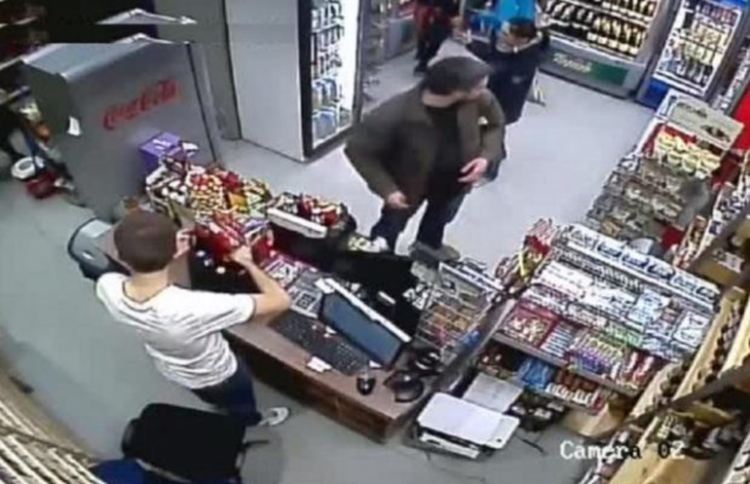 Батко учи младок как се краде марков алкохол в Кърджали, теоретичните занятия продължават в ареста