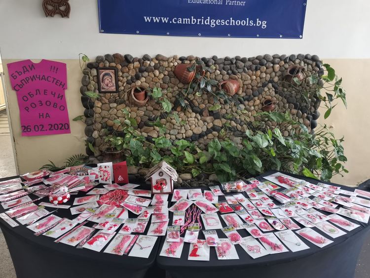 Изложба на бижута и мартеници в Гимназията по туризъм, ученици създават електронни книги