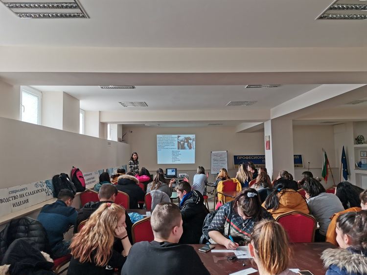 Изложба на бижута и мартеници в Гимназията по туризъм, ученици създават електронни книги