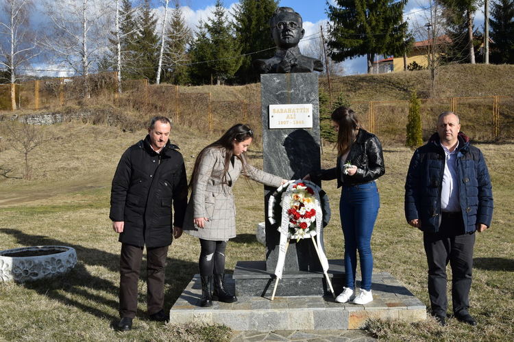 Кметът на  Ардино поднесе венец пред бюст-паметника на Сабахаттин Али