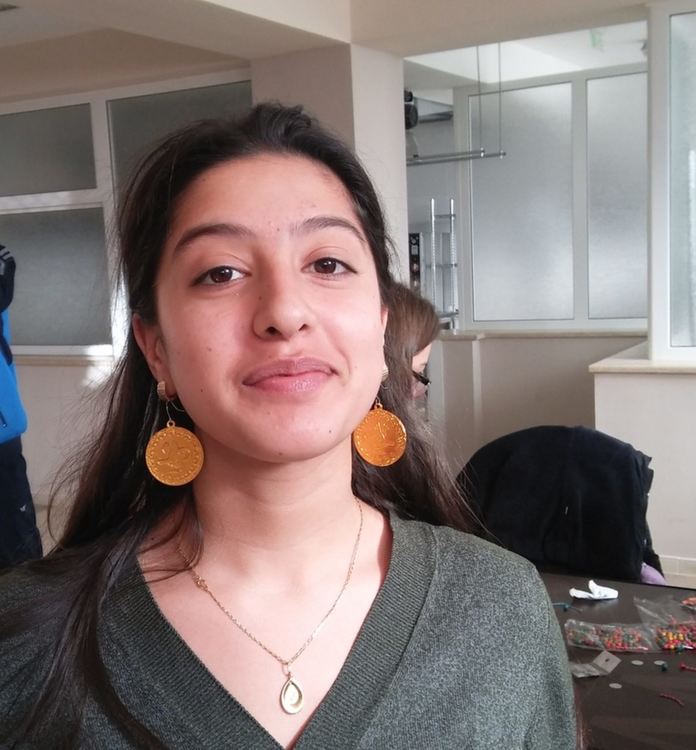 Изложба на бижута и мартеници в Гимназията по туризъм, ученици създават електронни книги