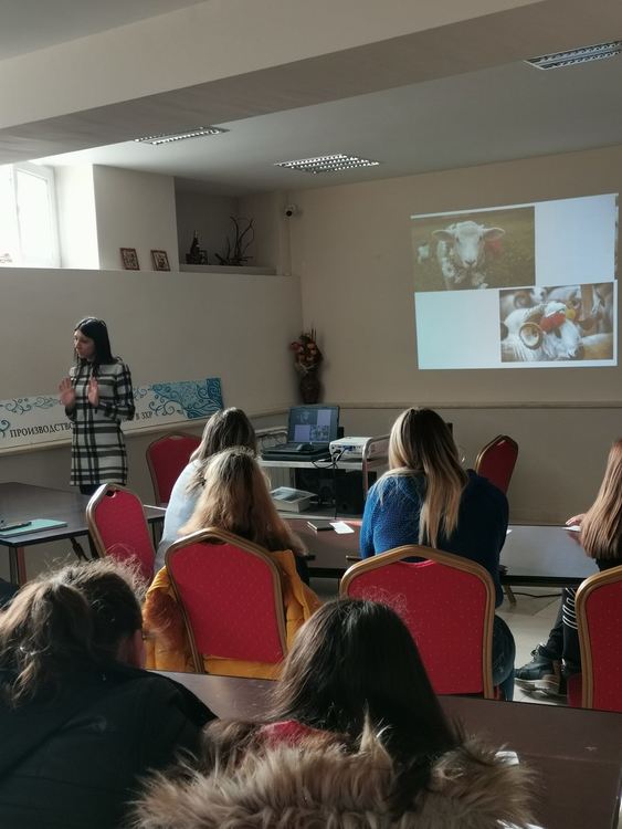 Изложба на бижута и мартеници в Гимназията по туризъм, ученици създават електронни книги