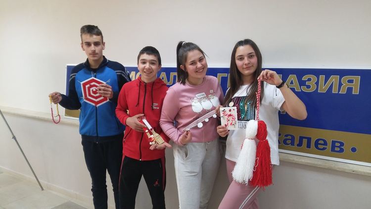 Изложба на бижута и мартеници в Гимназията по туризъм, ученици създават електронни книги