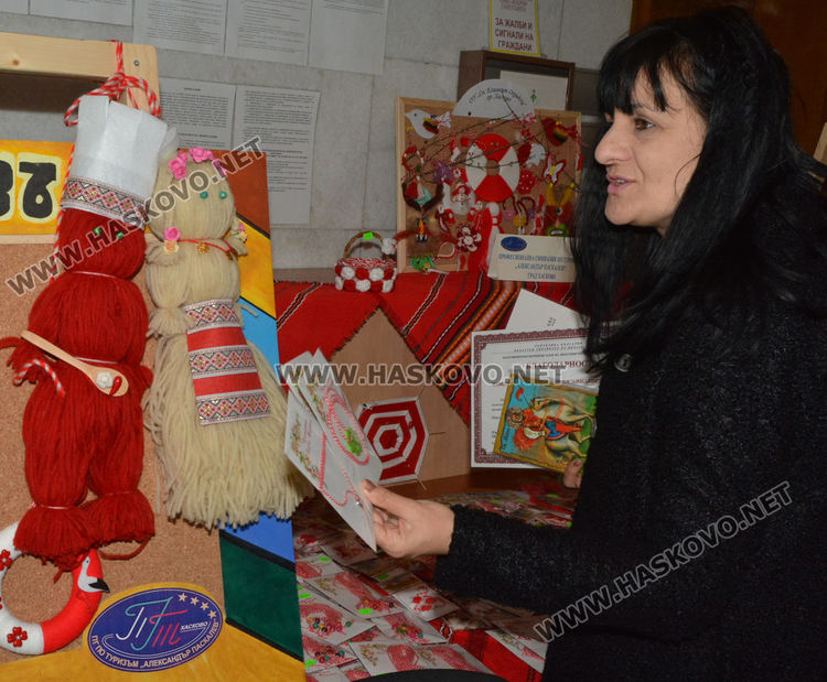 Стотици мартеници в базара в Областна администрация в подкрепа на Михаела