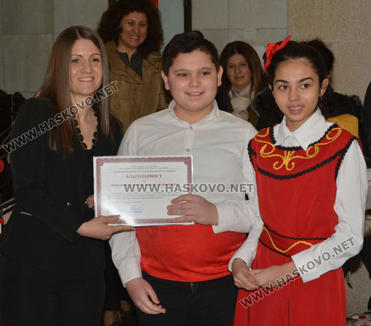 Стотици мартеници в базара в Областна администрация в подкрепа на Михаела