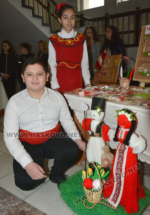 Стотици мартеници в базара в Областна администрация в подкрепа на Михаела