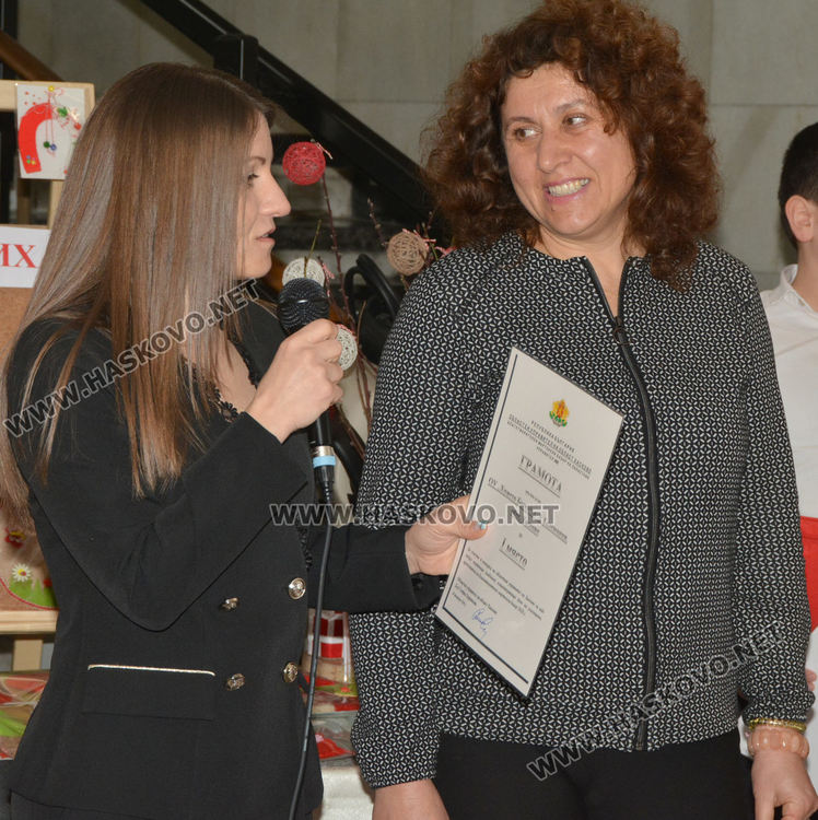 Стотици мартеници в базара в Областна администрация в подкрепа на Михаела