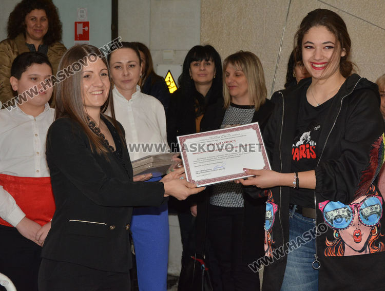 Стотици мартеници в базара в Областна администрация в подкрепа на Михаела