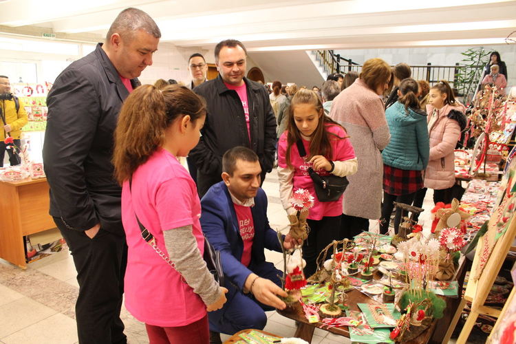 Стотици мартеници в базара в Областна администрация в подкрепа на Михаела
