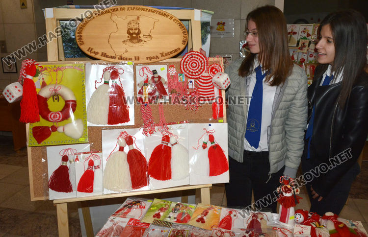 Стотици мартеници в базара в Областна администрация в подкрепа на Михаела