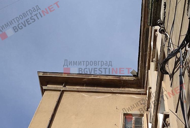 Опасности от покривите дебнат минувачи в центъра на Димитровград