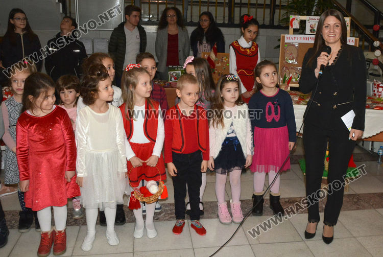 Стотици мартеници в базара в Областна администрация в подкрепа на Михаела