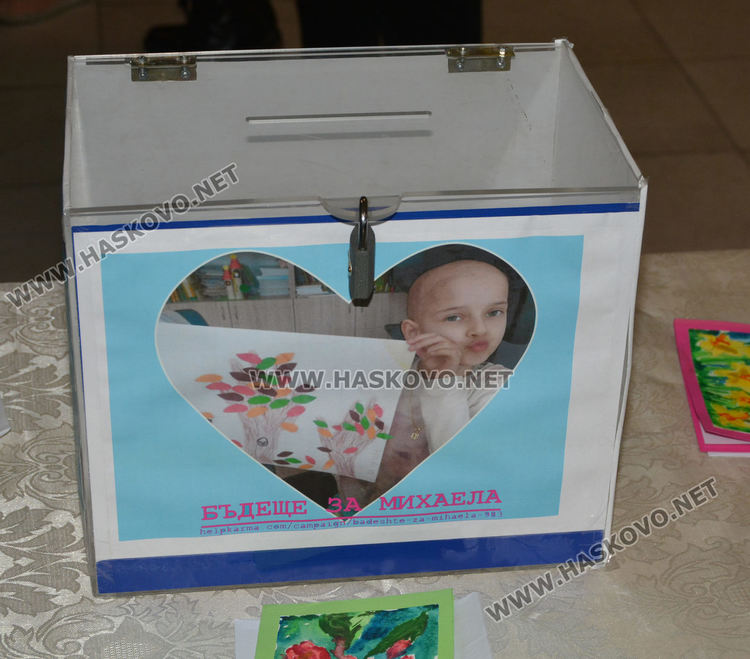 Стотици мартеници в базара в Областна администрация в подкрепа на Михаела